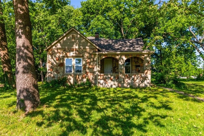 902 Pine St, Holden, MO 64040