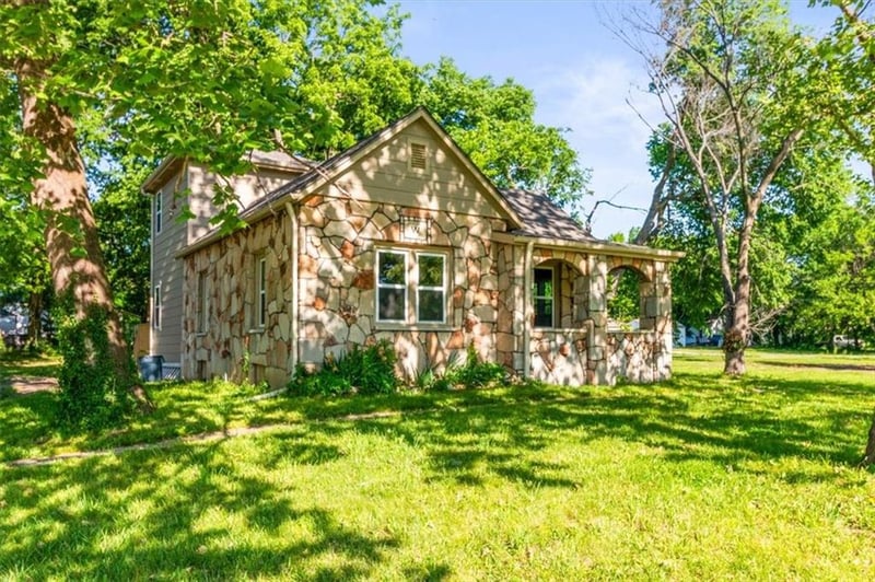 902 Pine St, Holden, MO 64040
