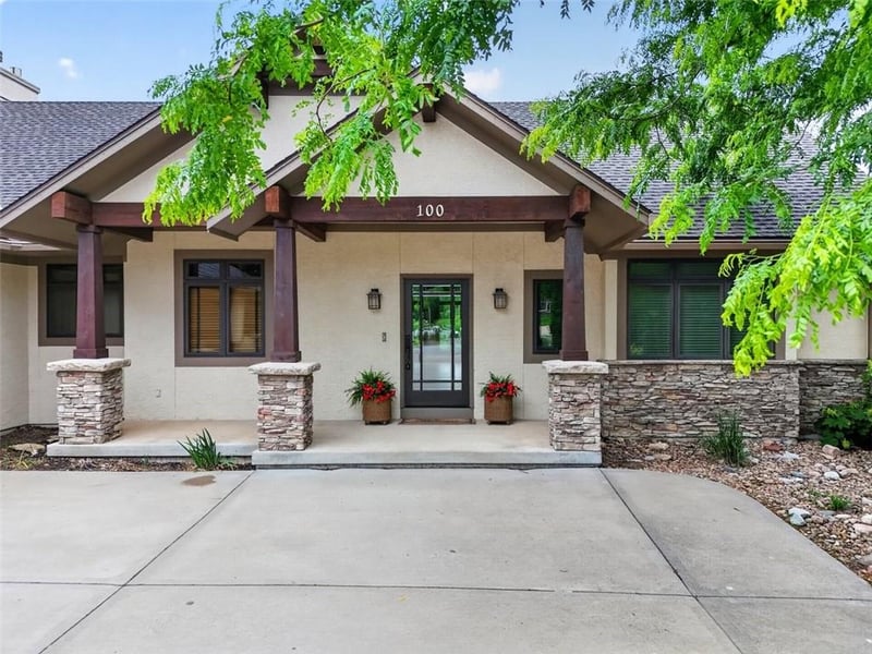 100 SW Gray Cir, Lee's Summit, MO 64081
