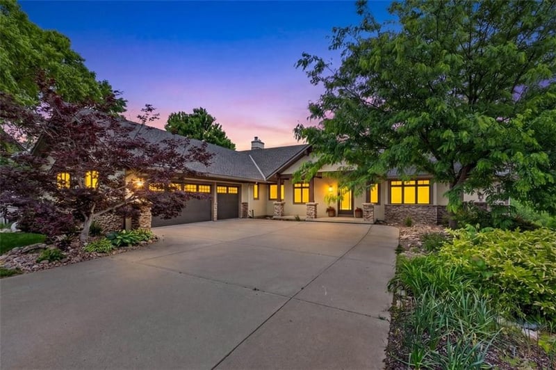 100 SW Gray Cir, Lee's Summit, MO 64081