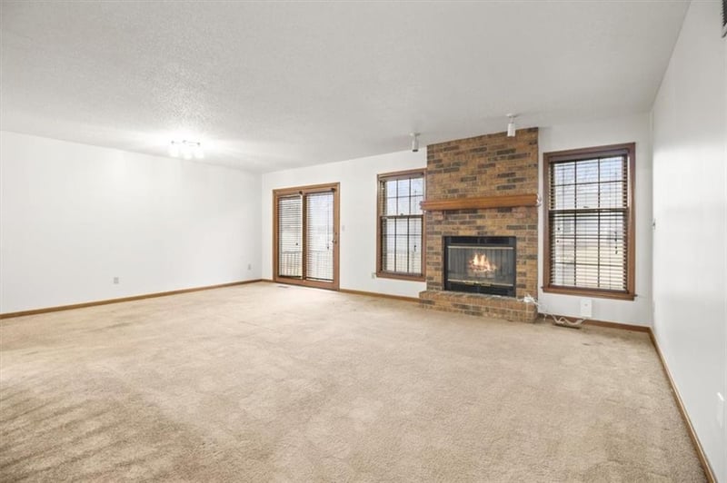 213 Ridgeview Dr, Lee's Summit, MO 64063
