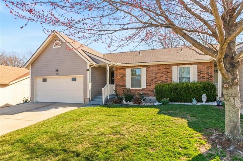 213 Ridgeview Dr, Lee's Summit, MO 64063