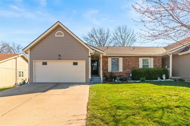 213 Ridgeview Dr, Lee's Summit, MO 64063