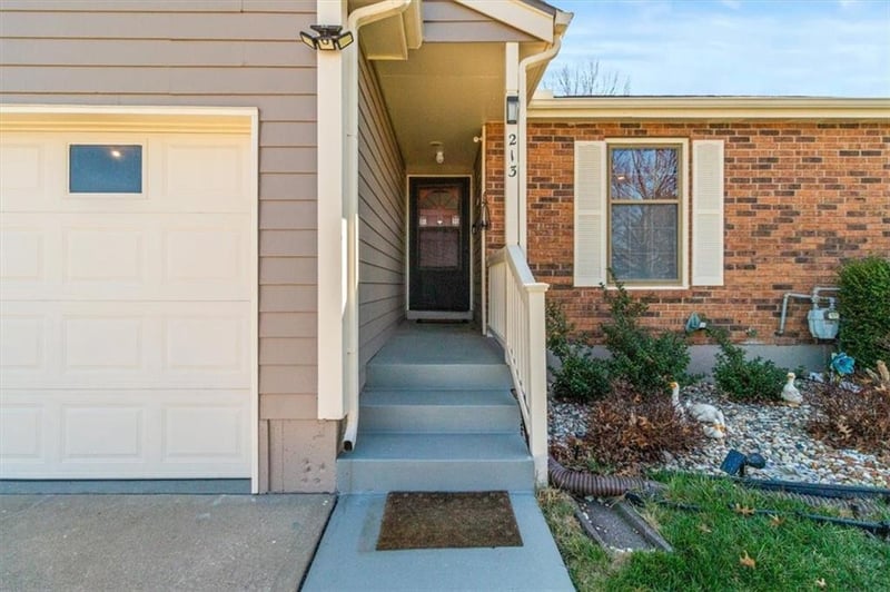 213 Ridgeview Dr, Lee's Summit, MO 64063