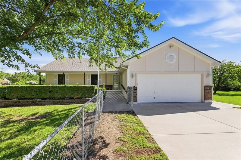 10604 240th St, Peculiar, MO 64078