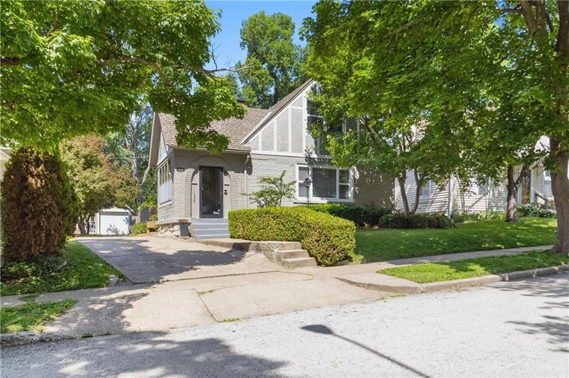 6008 Charlotte St, Kansas City, MO 64110