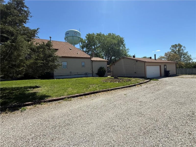 717 Iowa St, Hiawatha, KS 66434