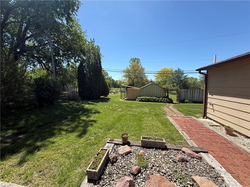 717 Iowa St, Hiawatha, KS 66434