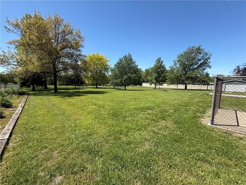 717 Iowa St, Hiawatha, KS 66434