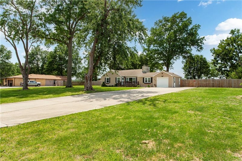 1916 James Downey Rd, Independence, MO 64057