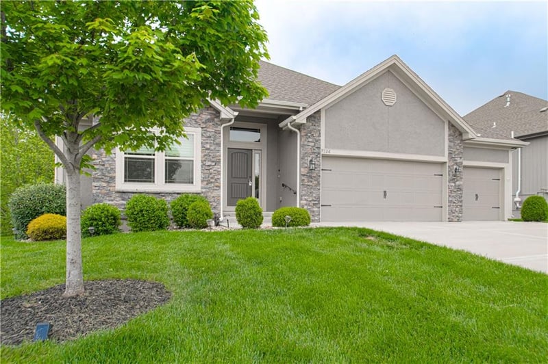 9326 Ditzler Ave, Kansas City, MO 64157