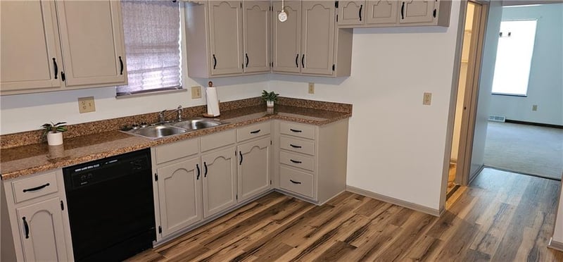 1104 Mic O Say Dr, Blue Springs, MO 64015