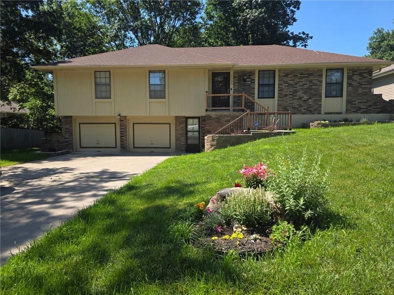 1104 Mic O Say Dr, Blue Springs, MO 64015