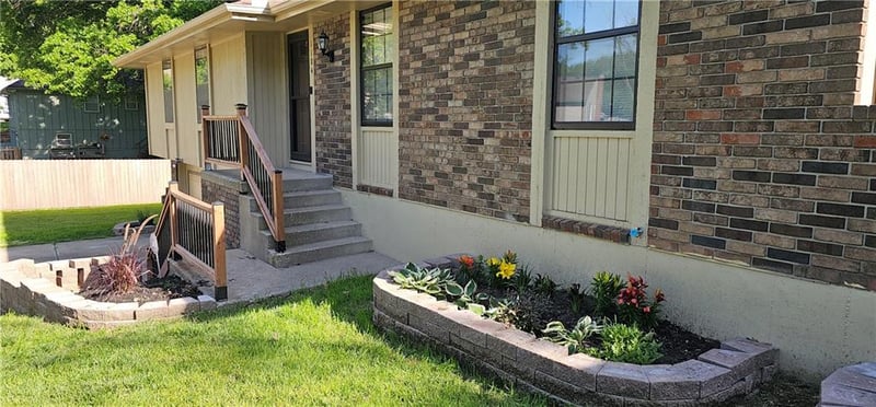 1104 Mic O Say Dr, Blue Springs, MO 64015