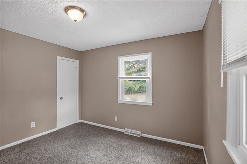 7801 48th St, Kansas City, MO 64129