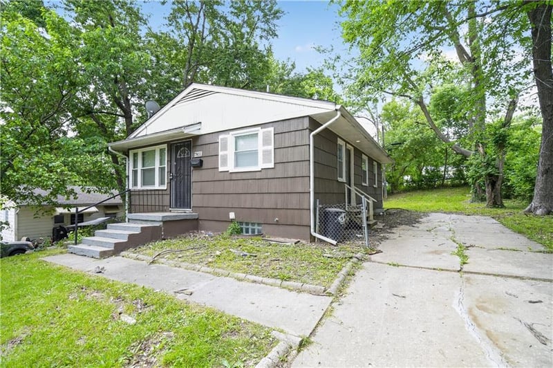 7801 48th St, Kansas City, MO 64129