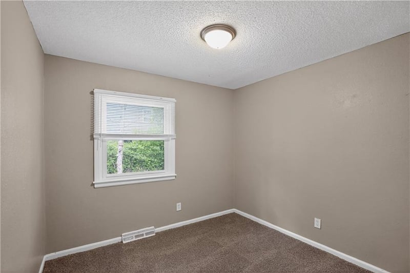 7801 48th St, Kansas City, MO 64129