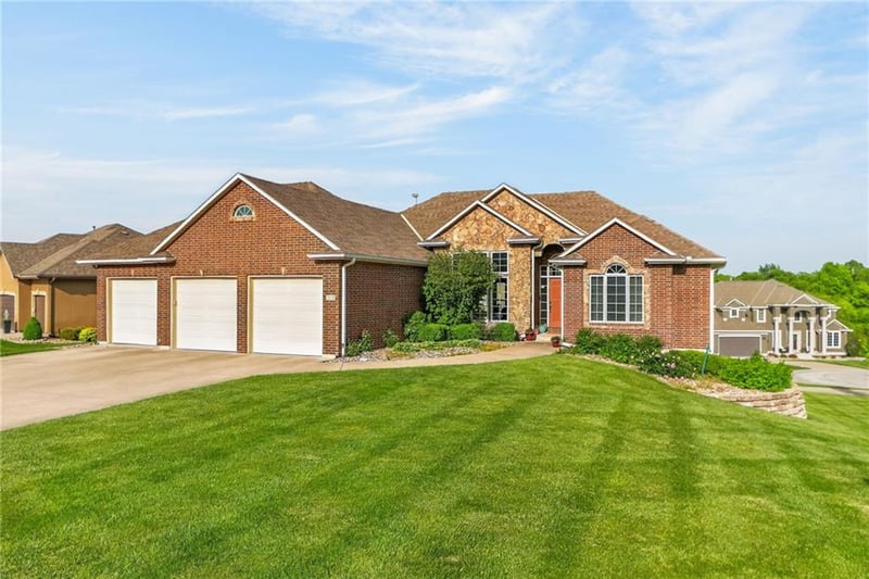 125 SW Gray Cir, Lee's Summit, MO 64081