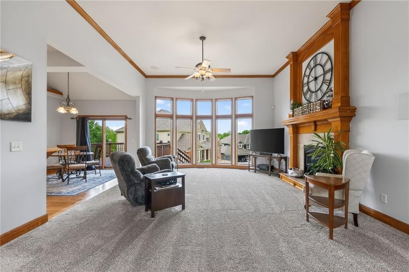125 SW Gray Cir, Lee's Summit, MO 64081