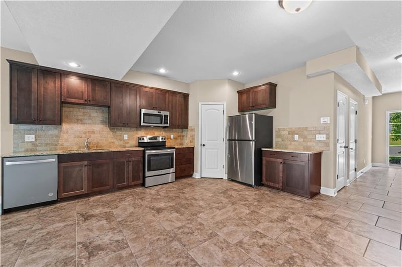 3850 94th St, Kansas City, MO 64154
