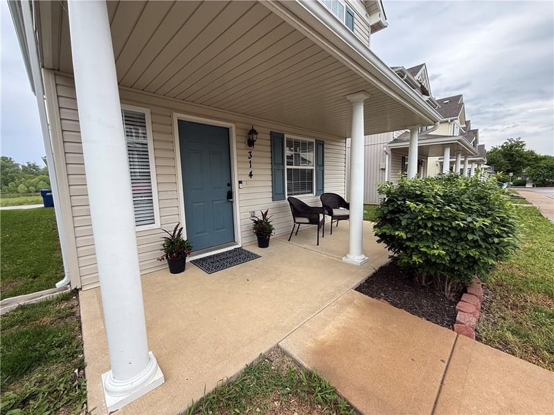314 Coldwater Creek Dr, Grain Valley, MO 64029