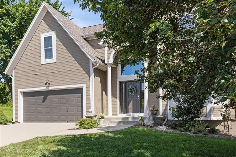 11106 Augusta Dr, Kansas City, KS 66109