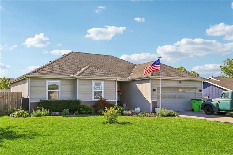 1001 Bluestem Dr, Baldwin City, KS 66006