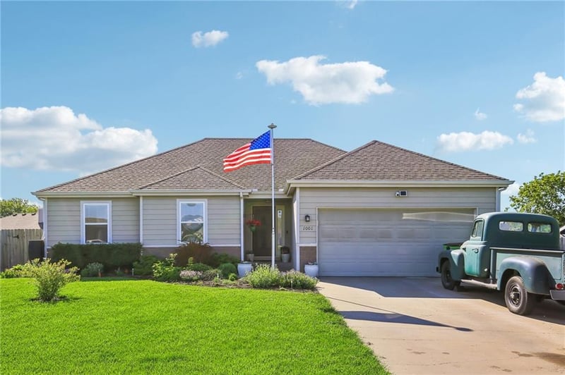 1001 Bluestem Dr, Baldwin City, KS 66006