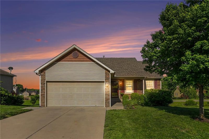 14256 Oakland Ct, Grandview, MO 64030
