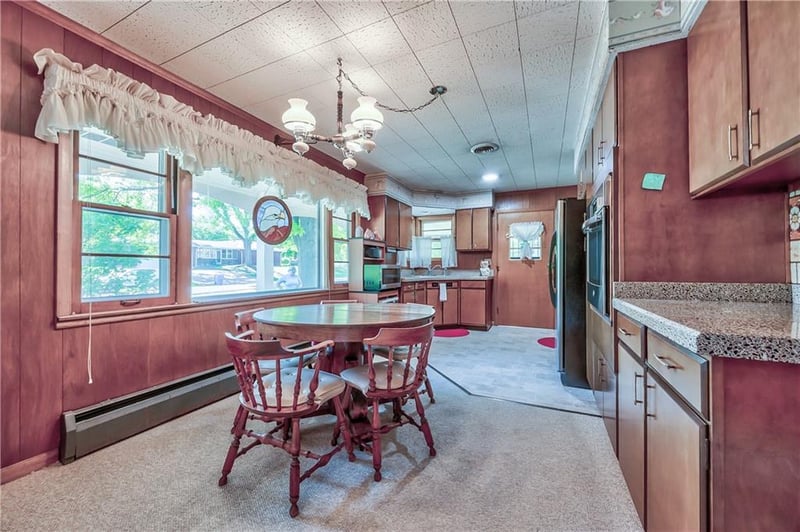1020 Delaware St, Tonganoxie, KS 66086
