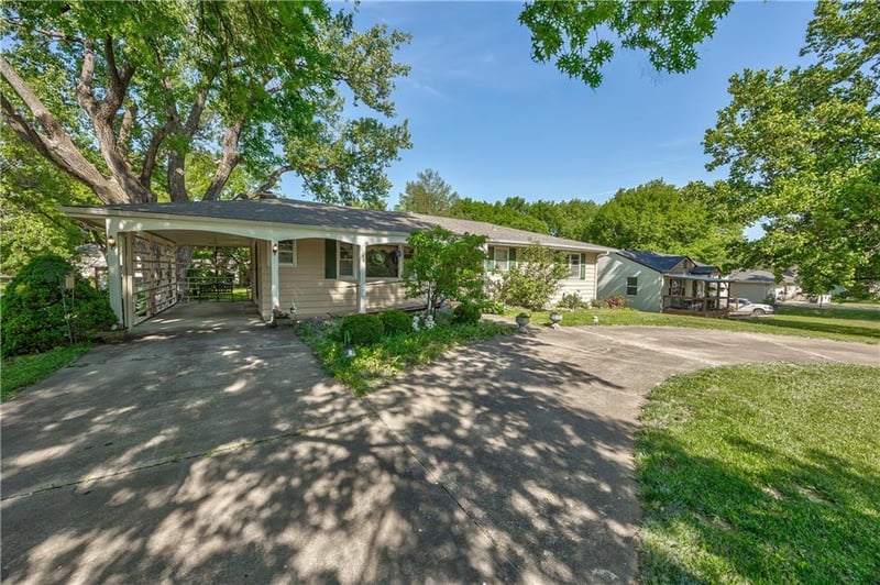 1020 Delaware St, Tonganoxie, KS 66086