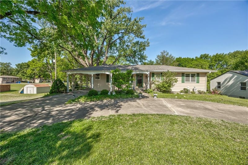 1020 Delaware St, Tonganoxie, KS 66086