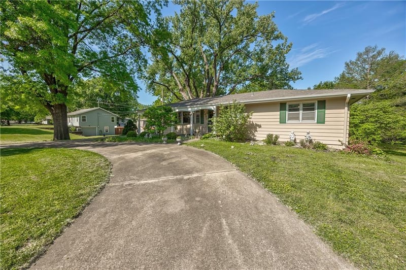 1020 Delaware St, Tonganoxie, KS 66086
