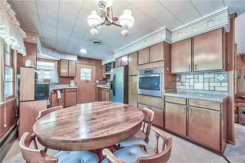 1020 Delaware St, Tonganoxie, KS 66086