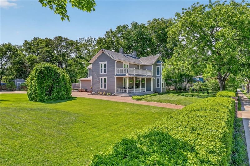 508 Douglas St, Lee's Summit, MO 64063