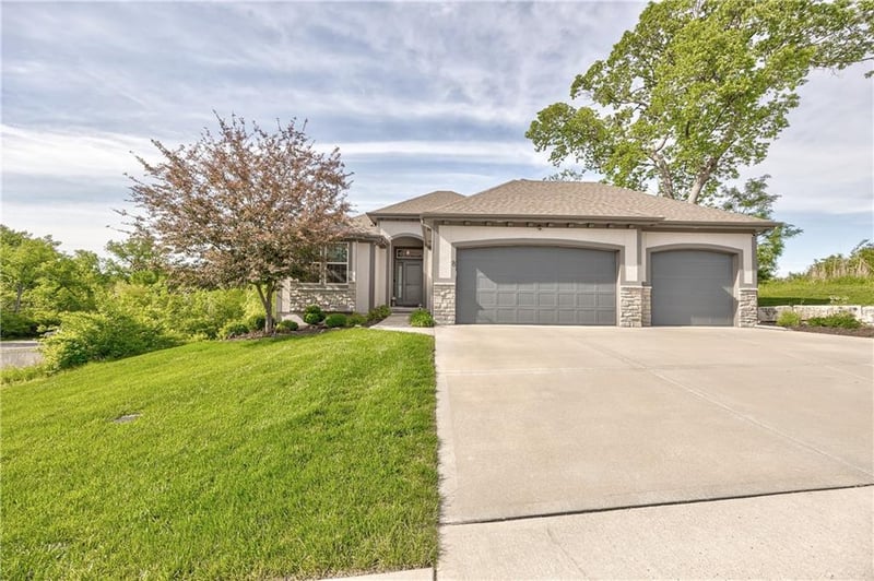 8 E 122nd St, Kansas City, MO 64145
