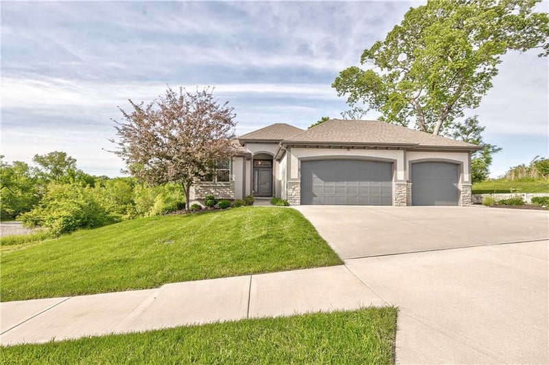 8 E 122nd St, Kansas City, MO 64145