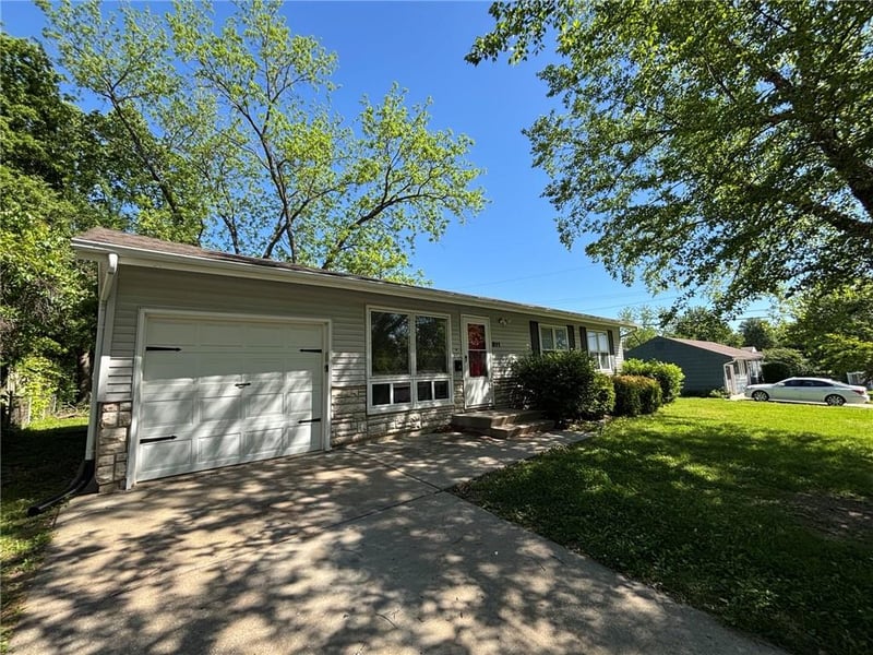 811 Union Cir, Independence, MO 64050