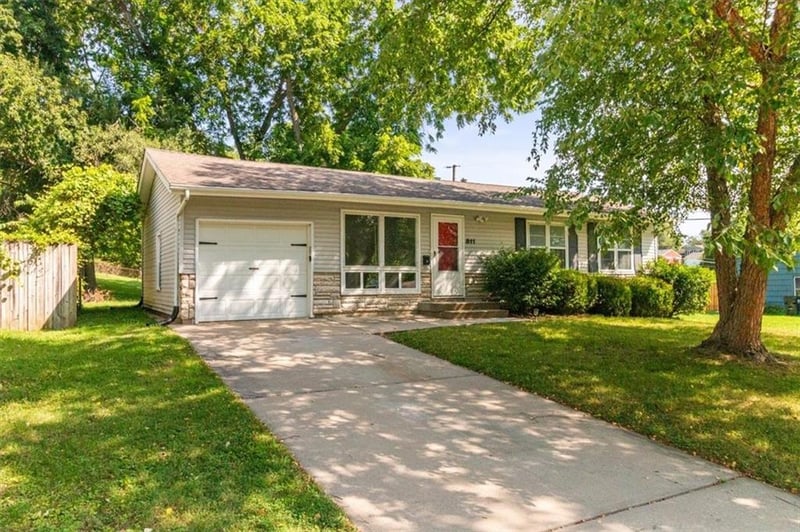 811 Union Cir, Independence, MO 64050