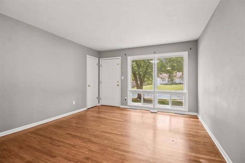 811 Union Cir, Independence, MO 64050