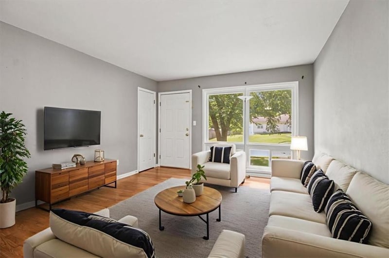811 Union Cir, Independence, MO 64050