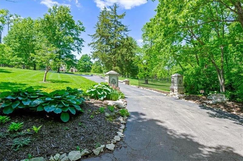 1821 Saunders Rd, Blue Springs, MO 64015