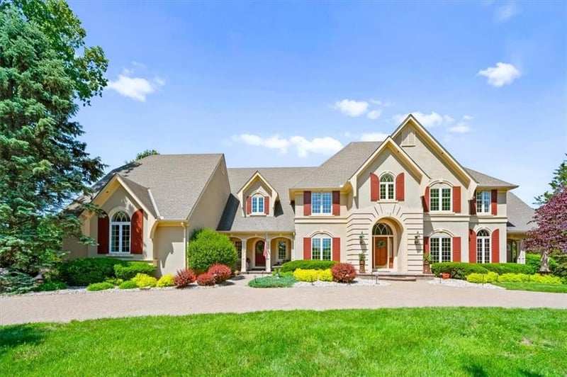 1821 Saunders Rd, Blue Springs, MO 64015
