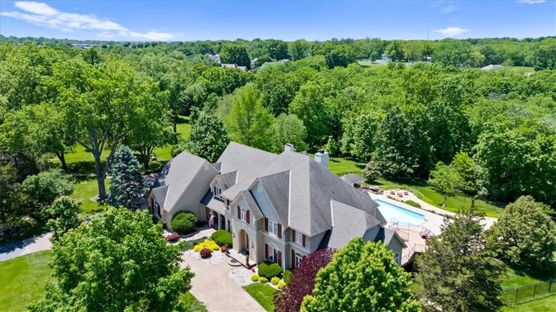1821 Saunders Rd, Blue Springs, MO 64015