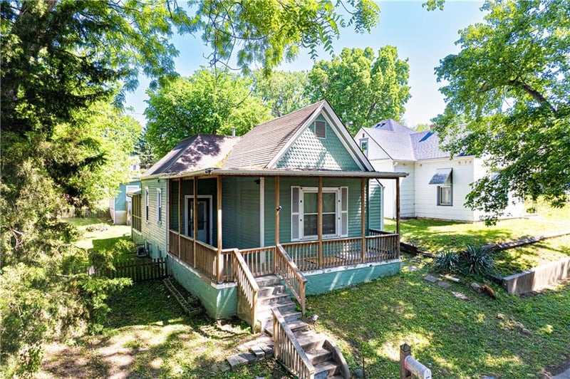 2405 Faraon St, St Joseph, MO 64501