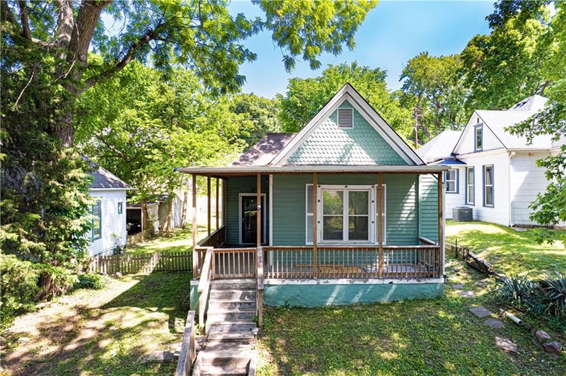 2405 Faraon St, St Joseph, MO 64501