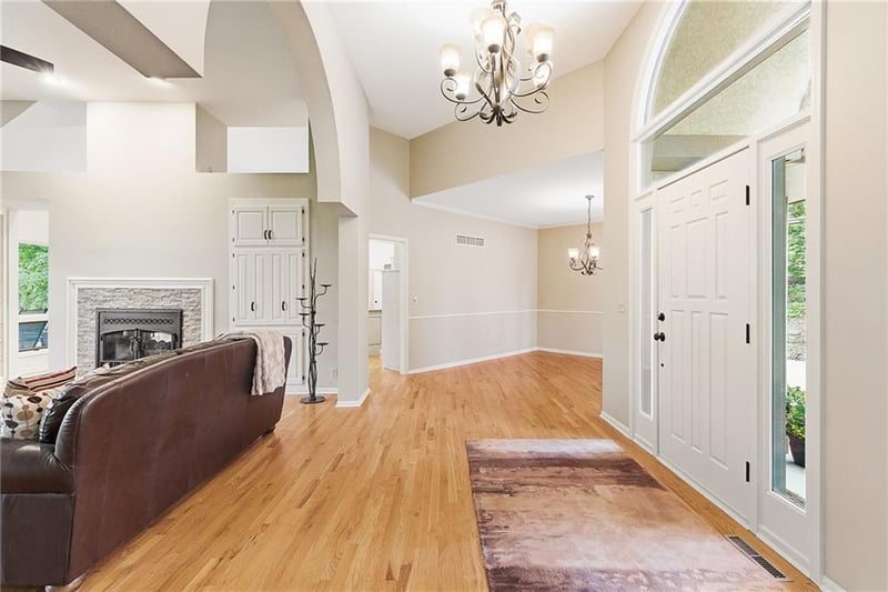 8414 Vista Cir, Parkville, MO 64152