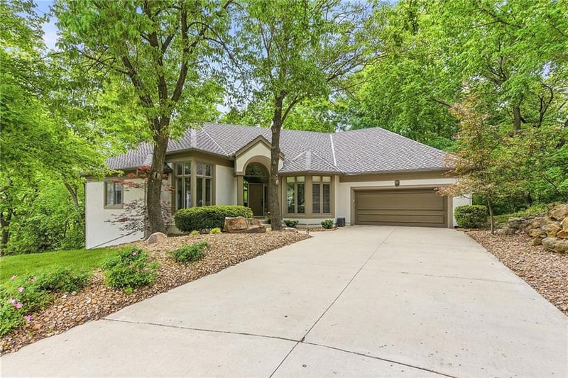 8414 Vista Cir, Parkville, MO 64152