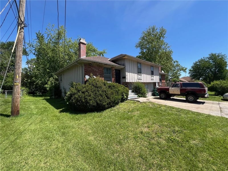 1926 High Grove Rd, Grandview, MO 64030