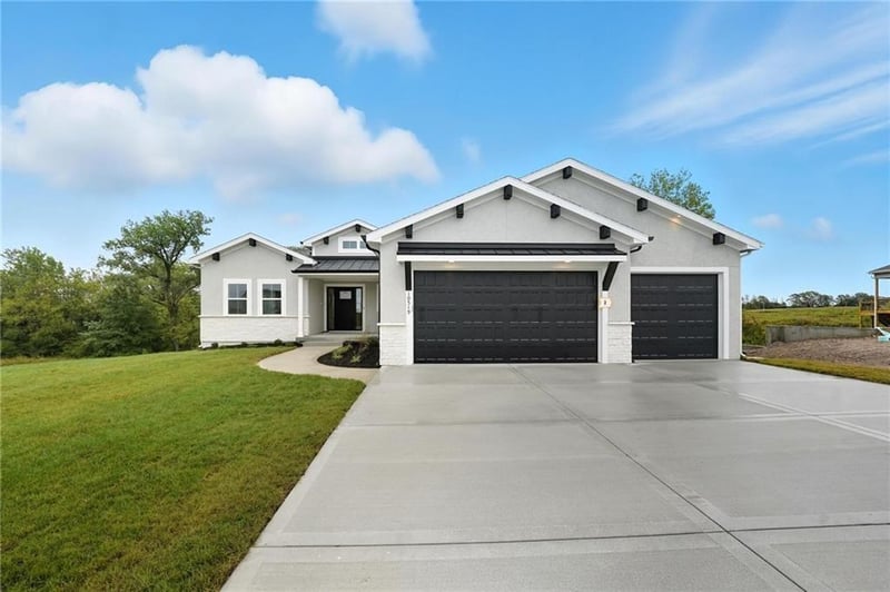 4484 Tee Box Dr, Basehor, KS 66007